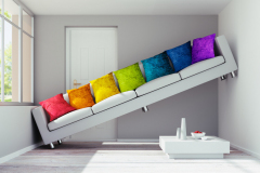 Sofa mit bunten Kissen in engem Raum